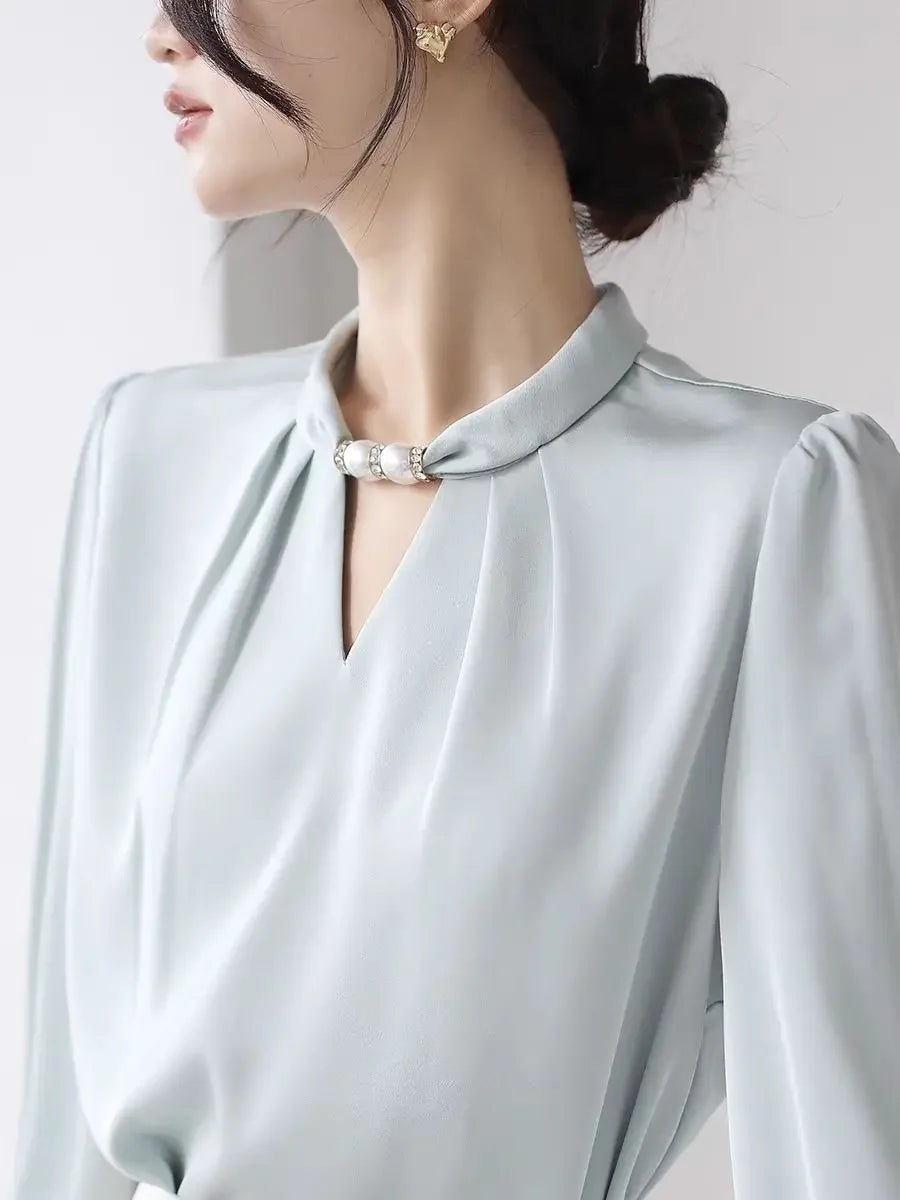 Blusa elegante de cetim, gola alta, com miçangas pulôver