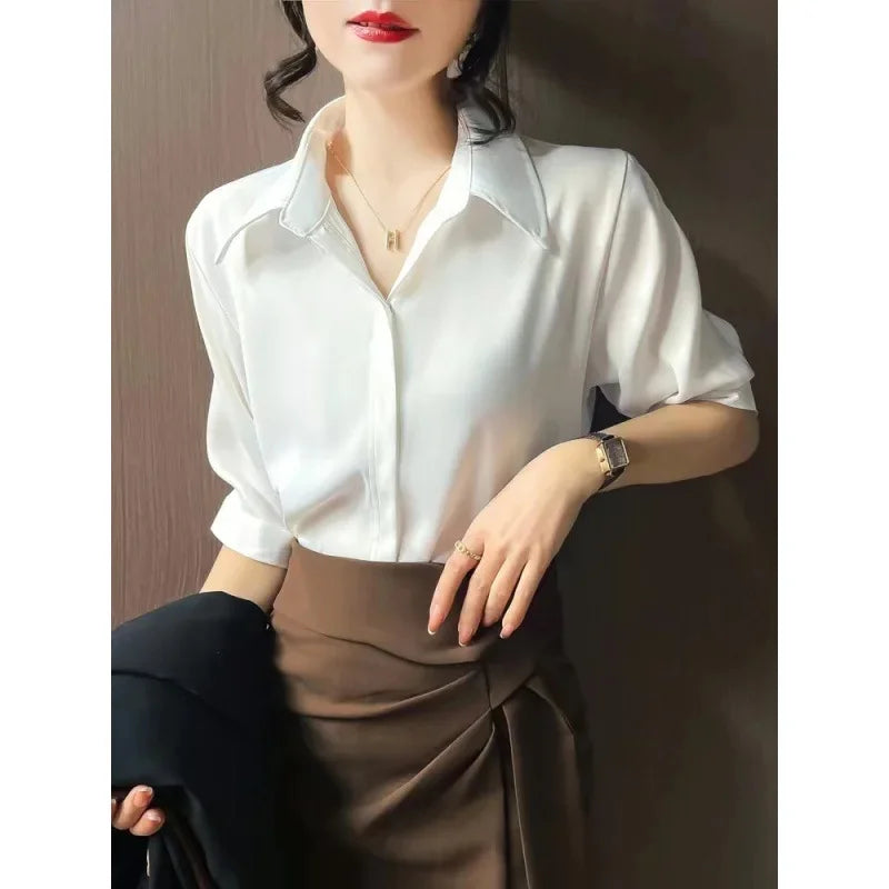 Camisa branca de manga curta estilo solto, lapela design versátil