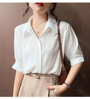 Camisa branca de manga curta estilo solto, lapela design versátil