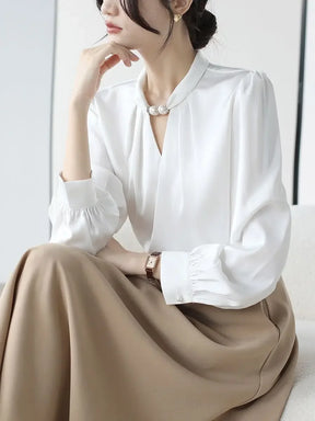 Blusa elegante de cetim, gola alta, com miçangas pulôver