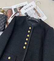 Look Dorama “Lucros do Amor” – Jaqueta Tweed Feminina com Botões Dourados