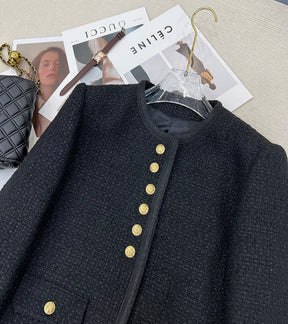 Look Dorama “Lucros do Amor” – Jaqueta Tweed Feminina com Botões Dourados