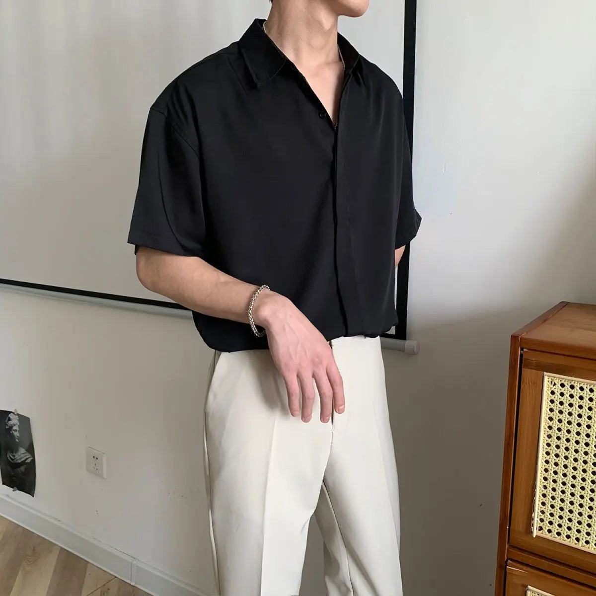 Camisa masculina lisa solta com gola