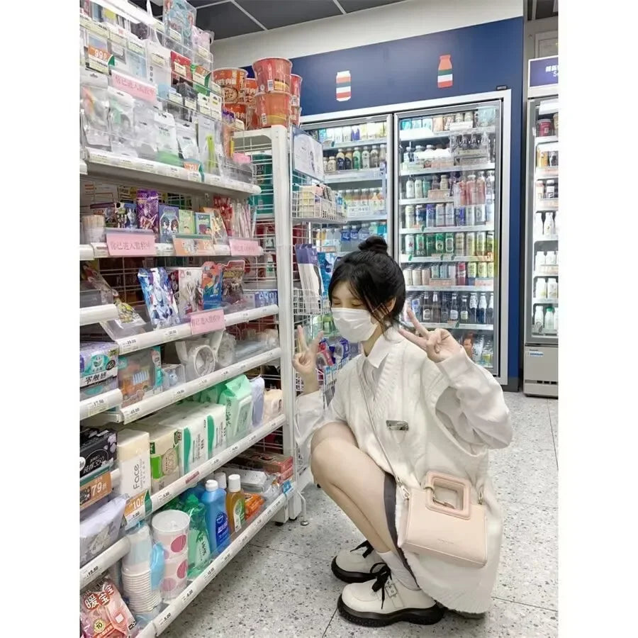 Look Estudante Coreana – Colete de Malha + Moletom Branco Manga Longa (2 peças)