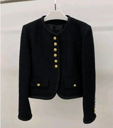 Look Dorama “Lucros do Amor” – Jaqueta Tweed Feminina com Botões Dourados