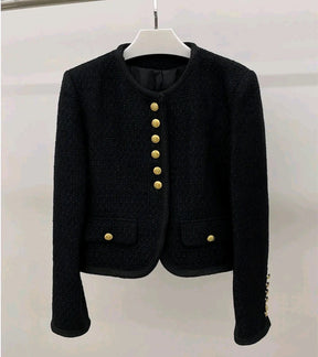 Look Dorama “Lucros do Amor” – Jaqueta Tweed Feminina com Botões Dourados