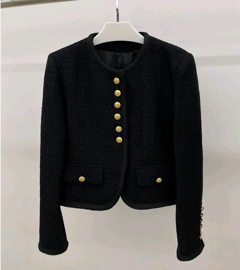 Look Dorama “Lucros do Amor” – Jaqueta Tweed Feminina com Botões Dourados