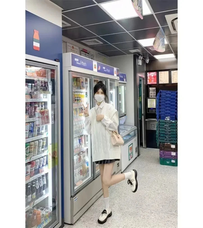 Look Estudante Coreana – Colete de Malha + Moletom Branco Manga Longa (2 peças)