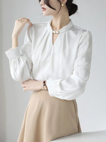 Blusa elegante de cetim, gola alta, com miçangas pulôver