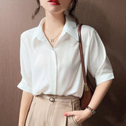 Camisa branca de manga curta estilo solto, lapela design versátil
