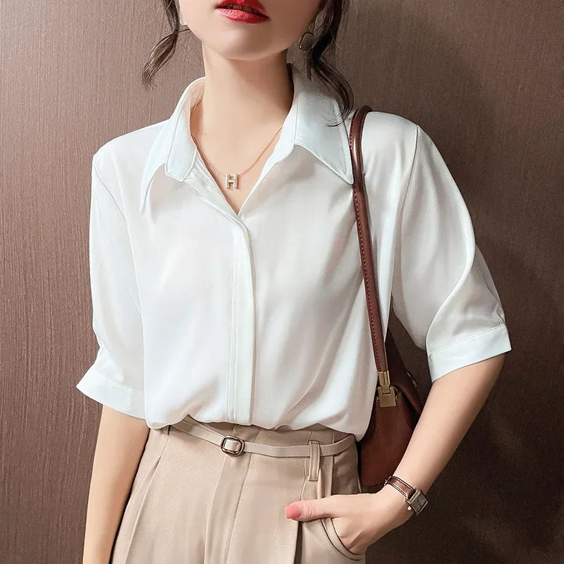Camisa branca de manga curta estilo solto, lapela design versátil