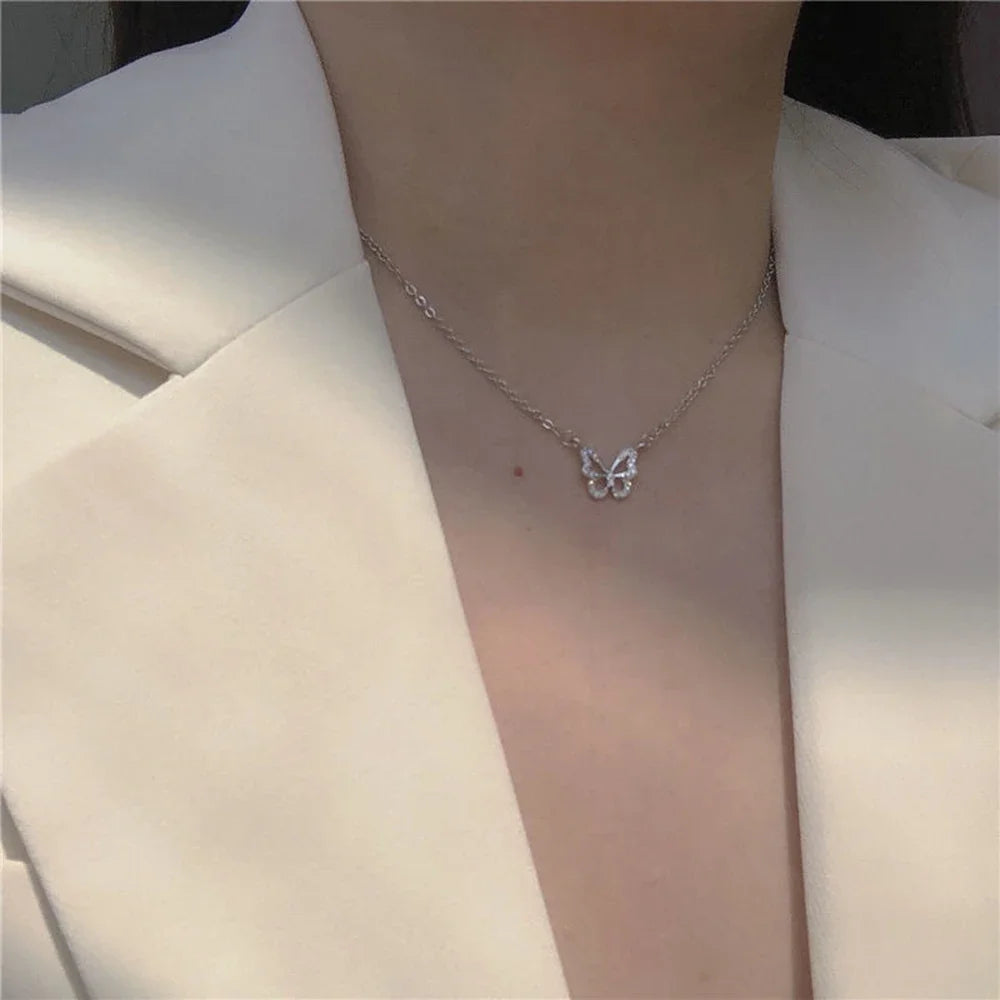 Colar Feminino Dupla Camada com Pingente de Estrela e Lua – Delicadeza e Brilho em Cada Detalhe