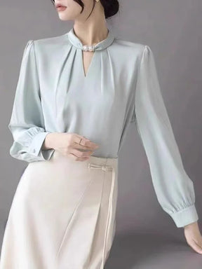 Blusa elegante de cetim, gola alta, com miçangas pulôver