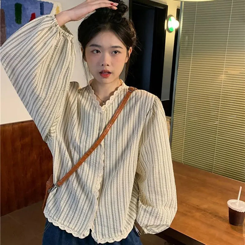 Camisa listrada vintage, renda, gola em V, moda coreana