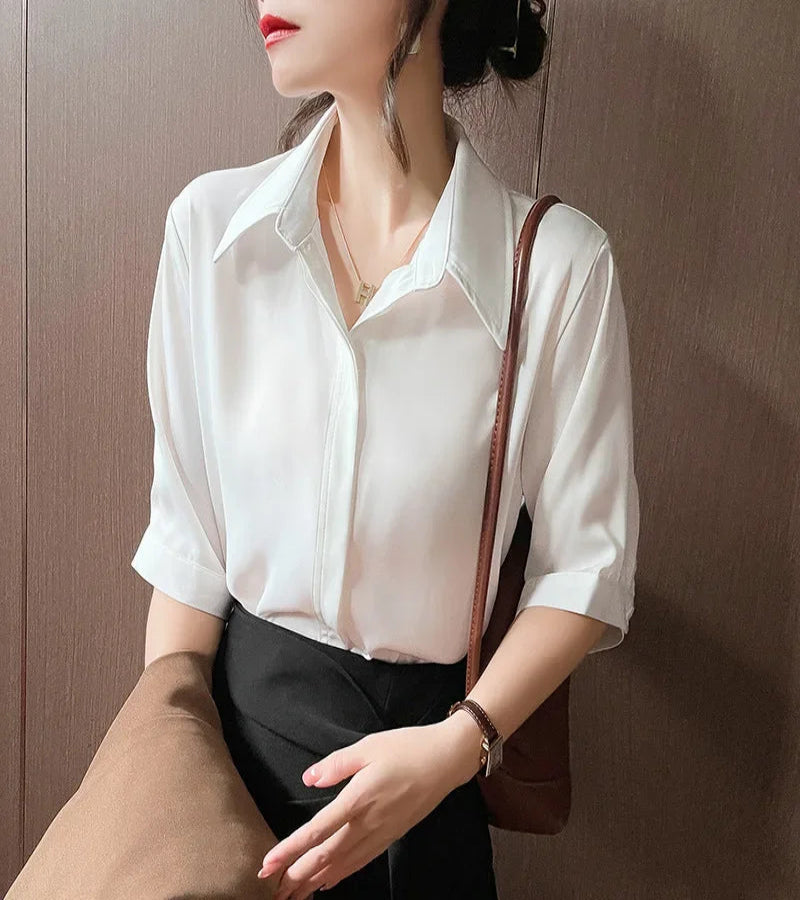 Camisa branca de manga curta estilo solto, lapela design versátil