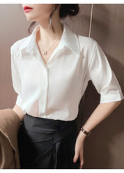 Camisa branca de manga curta estilo solto, lapela design versátil