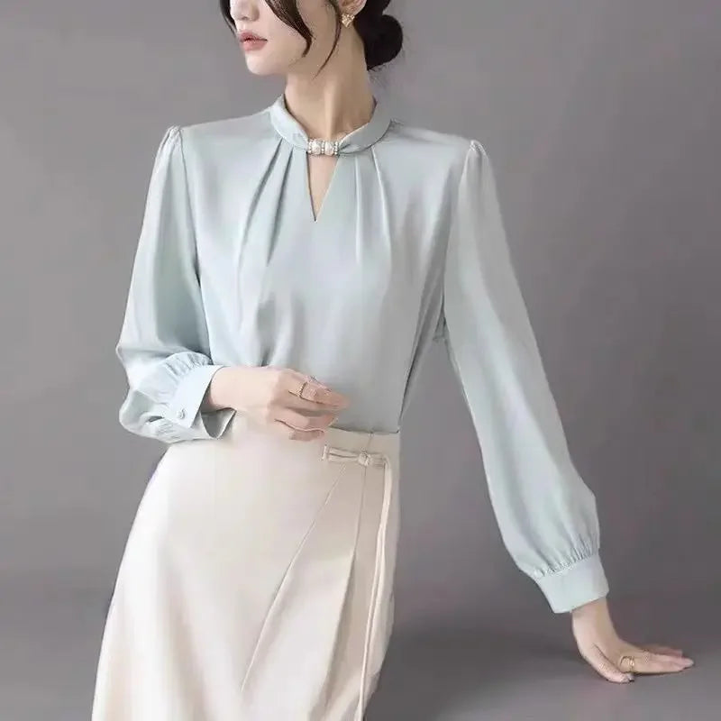 Blusa elegante de cetim, gola alta, com miçangas pulôver