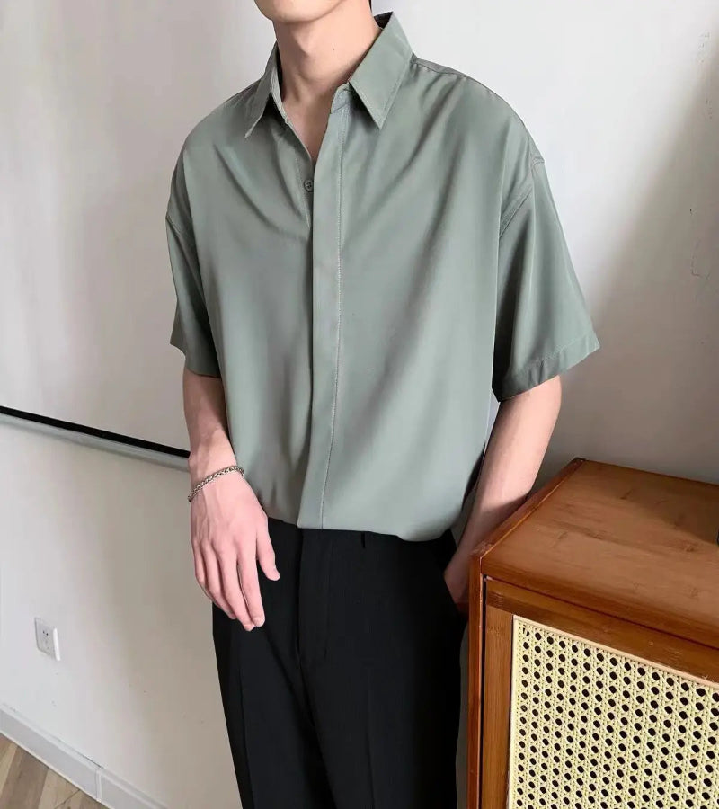Camisa masculina lisa solta com gola