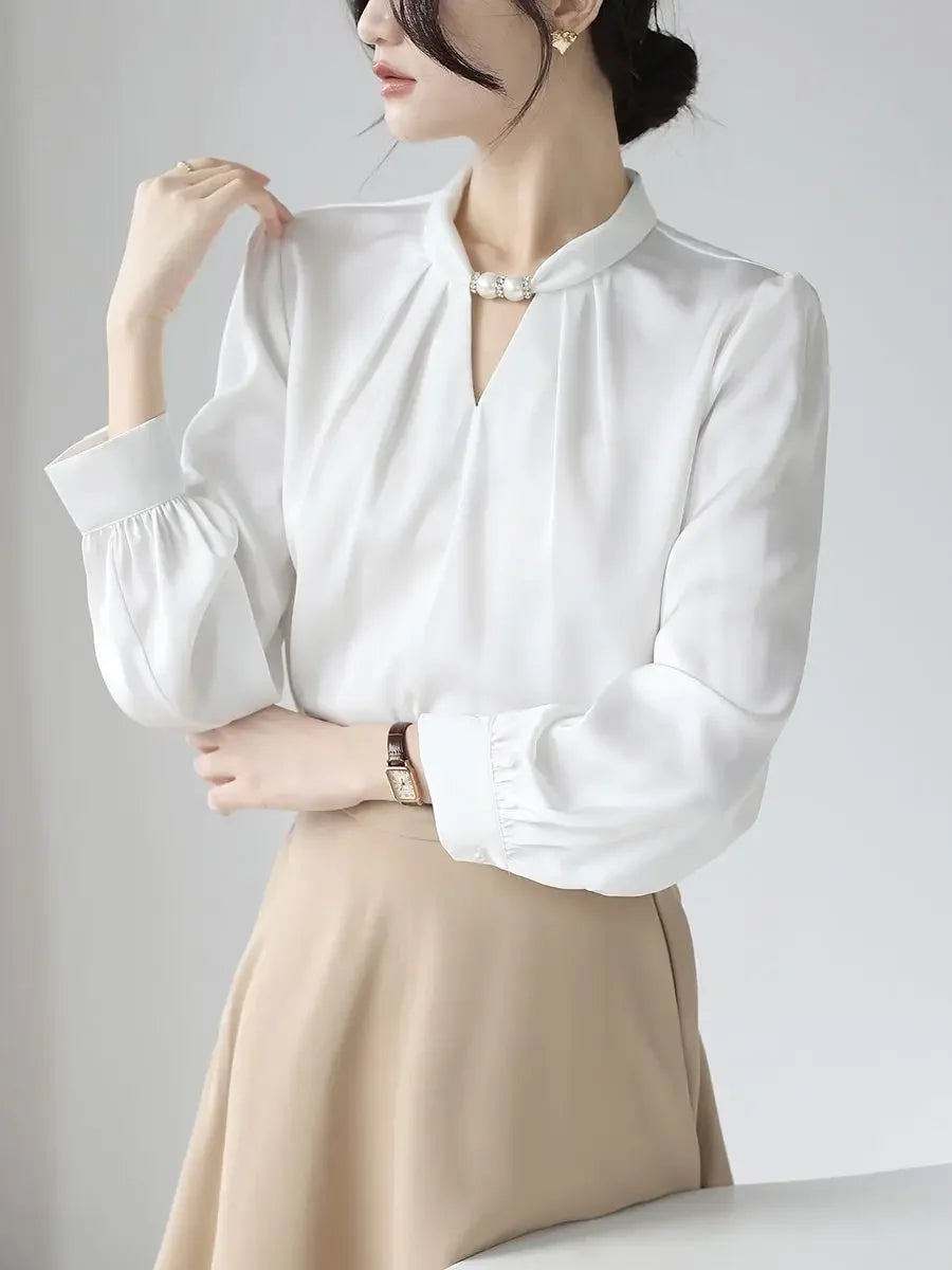 Blusa elegante de cetim, gola alta, com miçangas pulôver