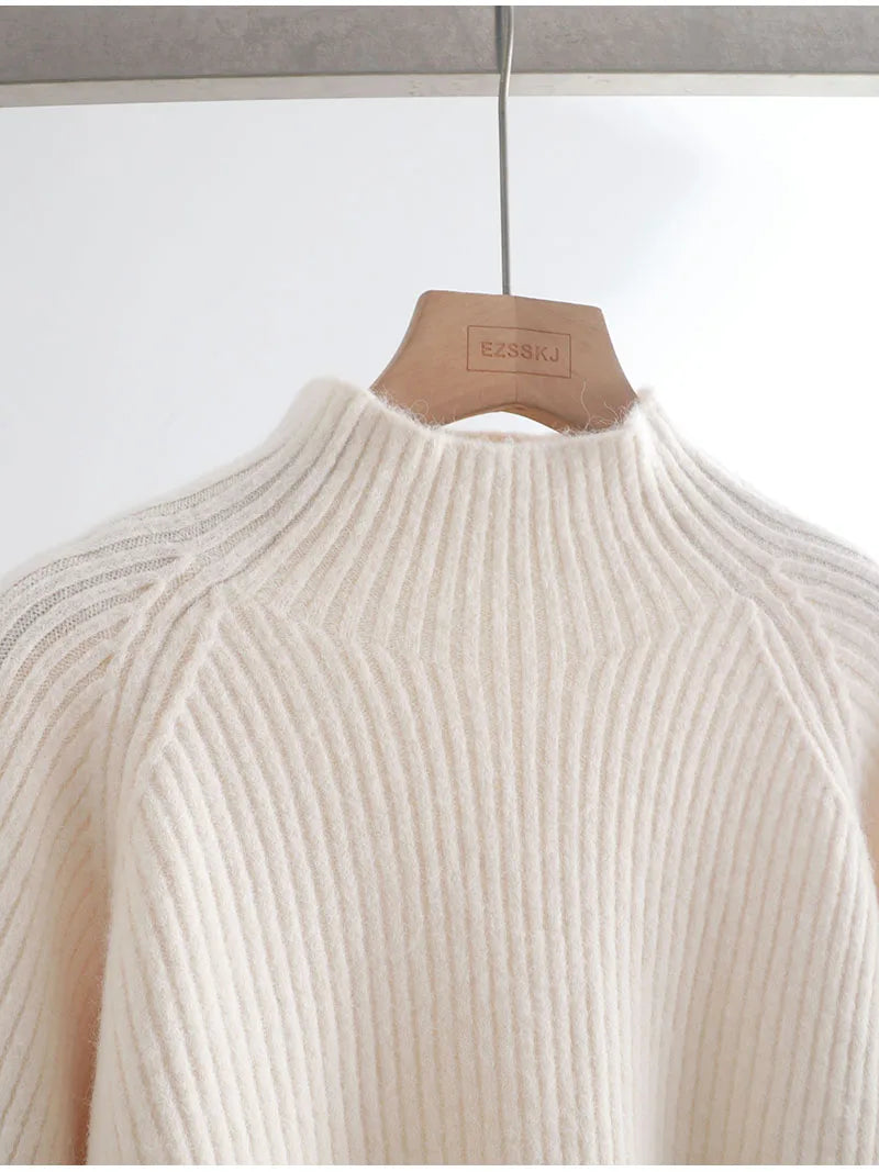 Look Inverno Coreano  –  Suéter Gola Alta Casual + Saia Elanca Plissada Midi