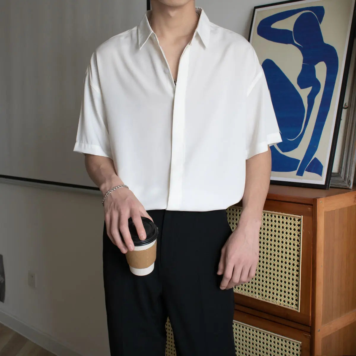 Camisa masculina lisa solta com gola
