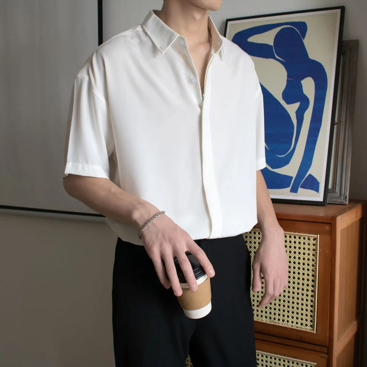 Camisa masculina lisa solta com gola