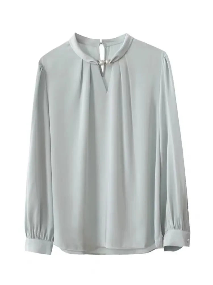 Blusa elegante de cetim, gola alta, com miçangas pulôver