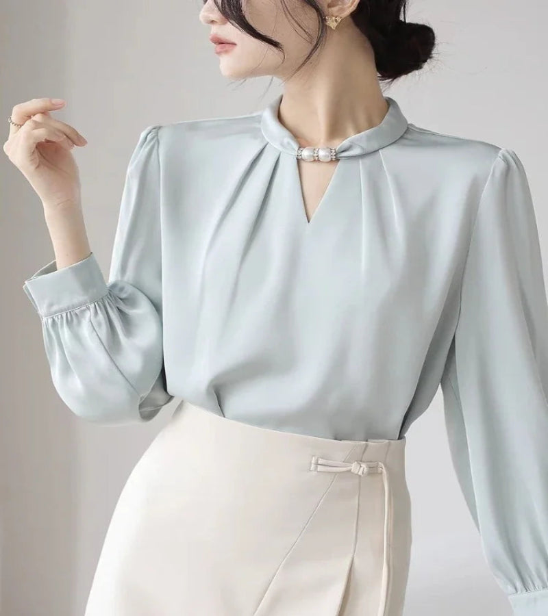 Blusa elegante de cetim, gola alta, com miçangas pulôver