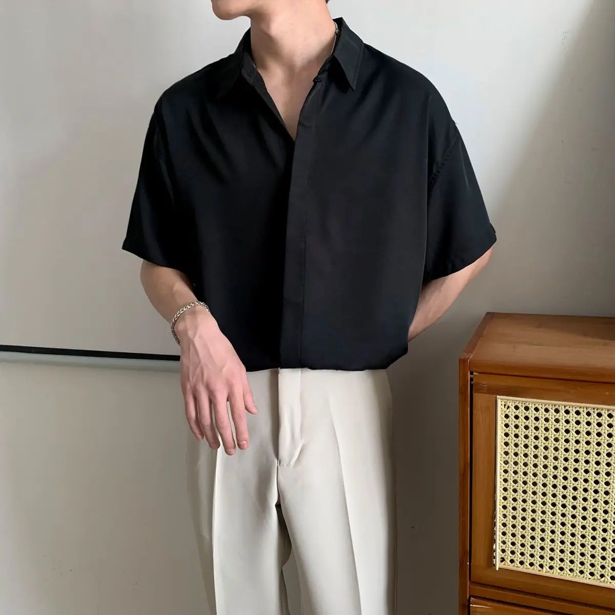 Camisa masculina lisa solta com gola