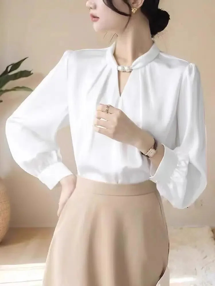 Blusa elegante de cetim, gola alta, com miçangas pulôver