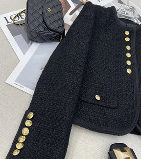 Look Dorama “Lucros do Amor” – Jaqueta Tweed Feminina com Botões Dourados