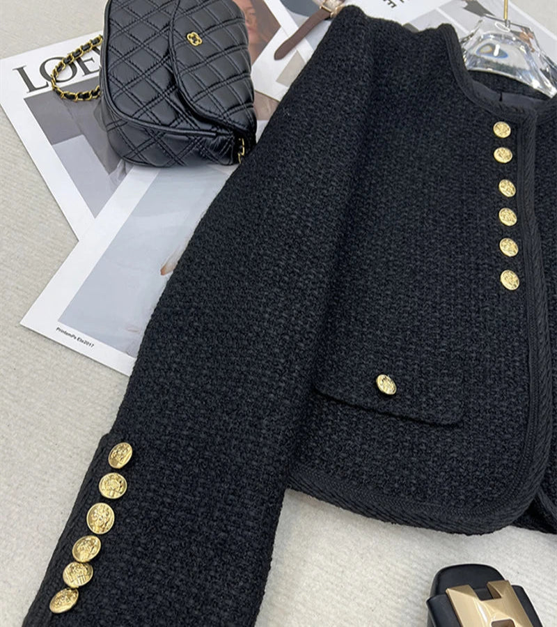 Look Dorama “Lucros do Amor” – Jaqueta Tweed Feminina com Botões Dourados