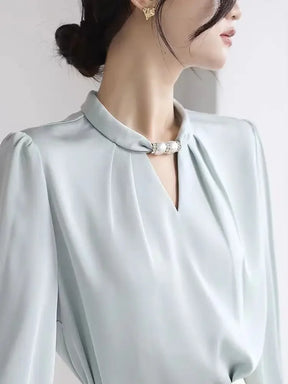 Blusa elegante de cetim, gola alta, com miçangas pulôver