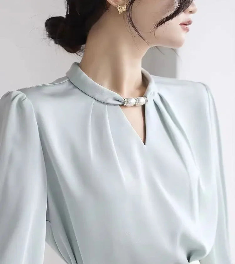 Blusa Elegante de Cetim com Gola Alta e Miçangas pulôver