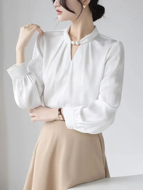 Blusa elegante de cetim, gola alta, com miçangas pulôver