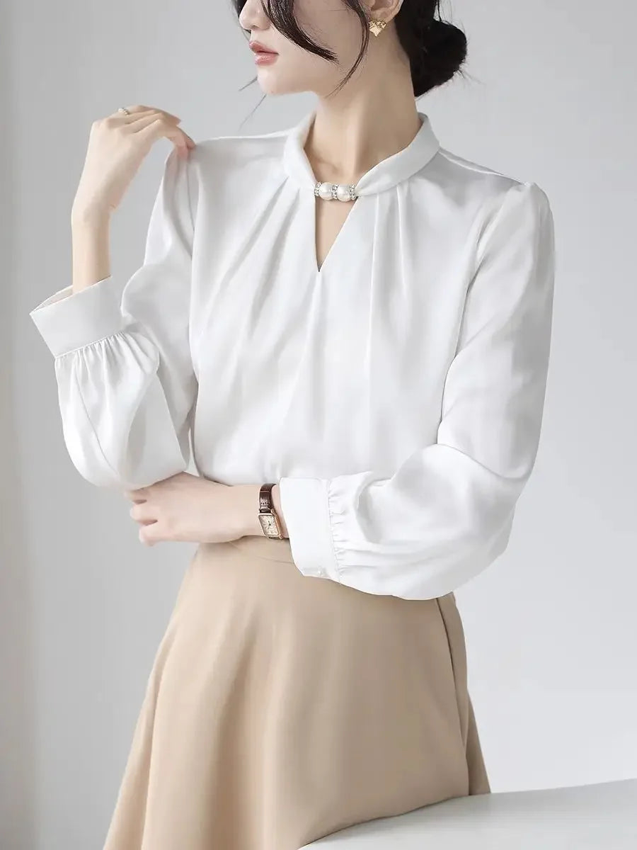Blusa elegante de cetim, gola alta, com miçangas pulôver