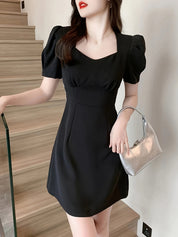 Vestido com decote quadrado e decoração de laço, manga curta com amarração nas costas