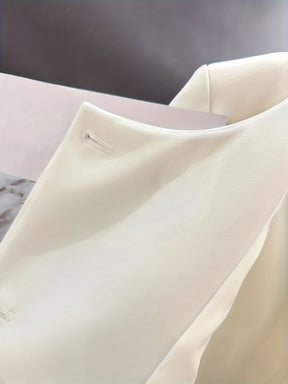 Blazer elegante com decote em V e abotoamento