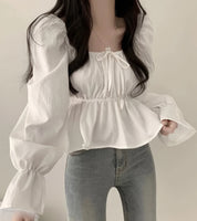 Camisa Solta de Ombro Caído com Cintura Marcada e Mangas Sino com Babados – Sofisticação e Leveza no Estilo Coreano