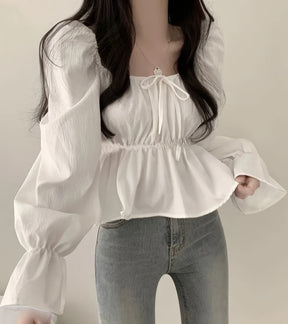 Camisa Solta de Ombro Caído com Cintura Marcada e Mangas Sino com Babados – Sofisticação e Leveza no Estilo Coreano