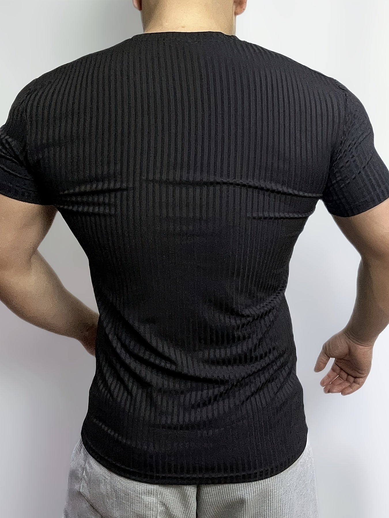 Camisa masculina de poliéster com gola redonda -  manga curta e cor sólida