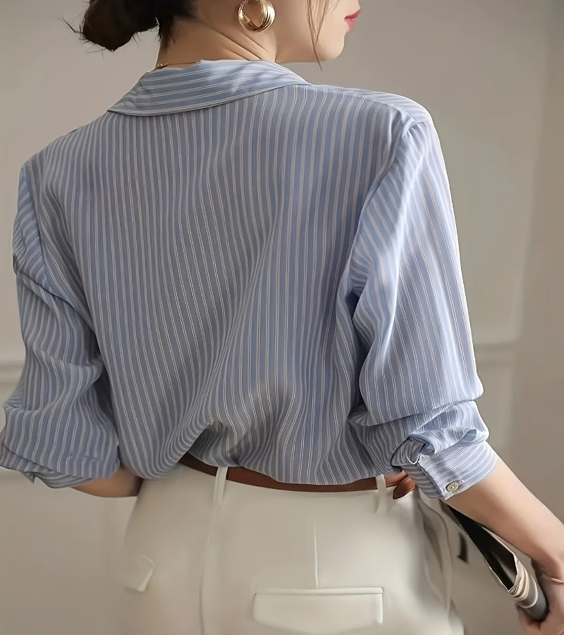 Blusa Listrada Azul – Elegância Coreana em Cada Detalhe