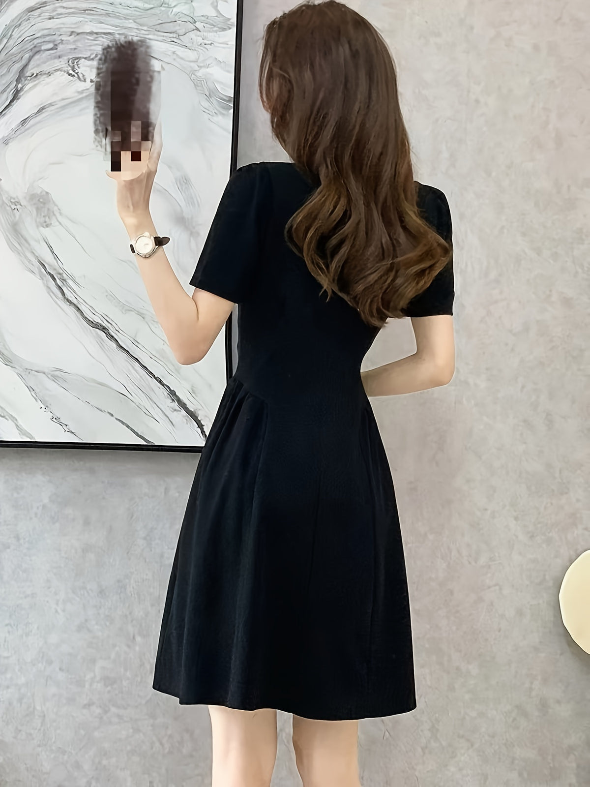 Vestido preto elegante com detalhe de botão falso - gola redonda, manga curta, design em linha