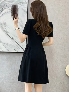 Vestido preto elegante com detalhe de botão falso - gola redonda, manga curta, design em linha