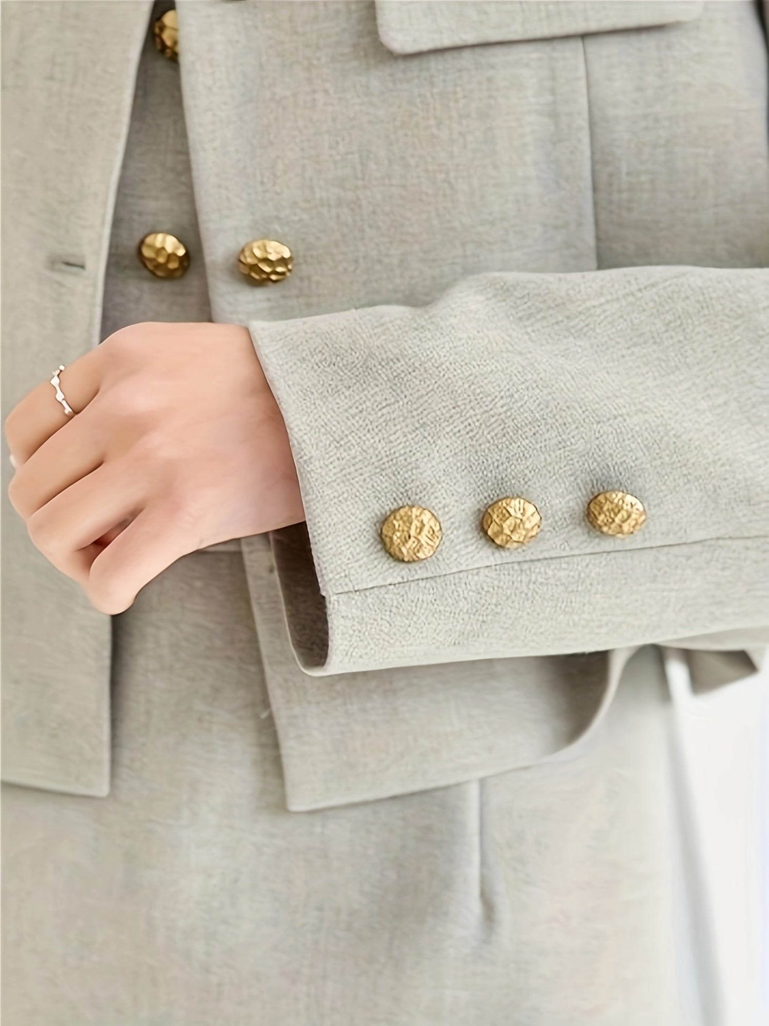 Conjunto  elegante de duas peças com colete curto e vestido sem mangas