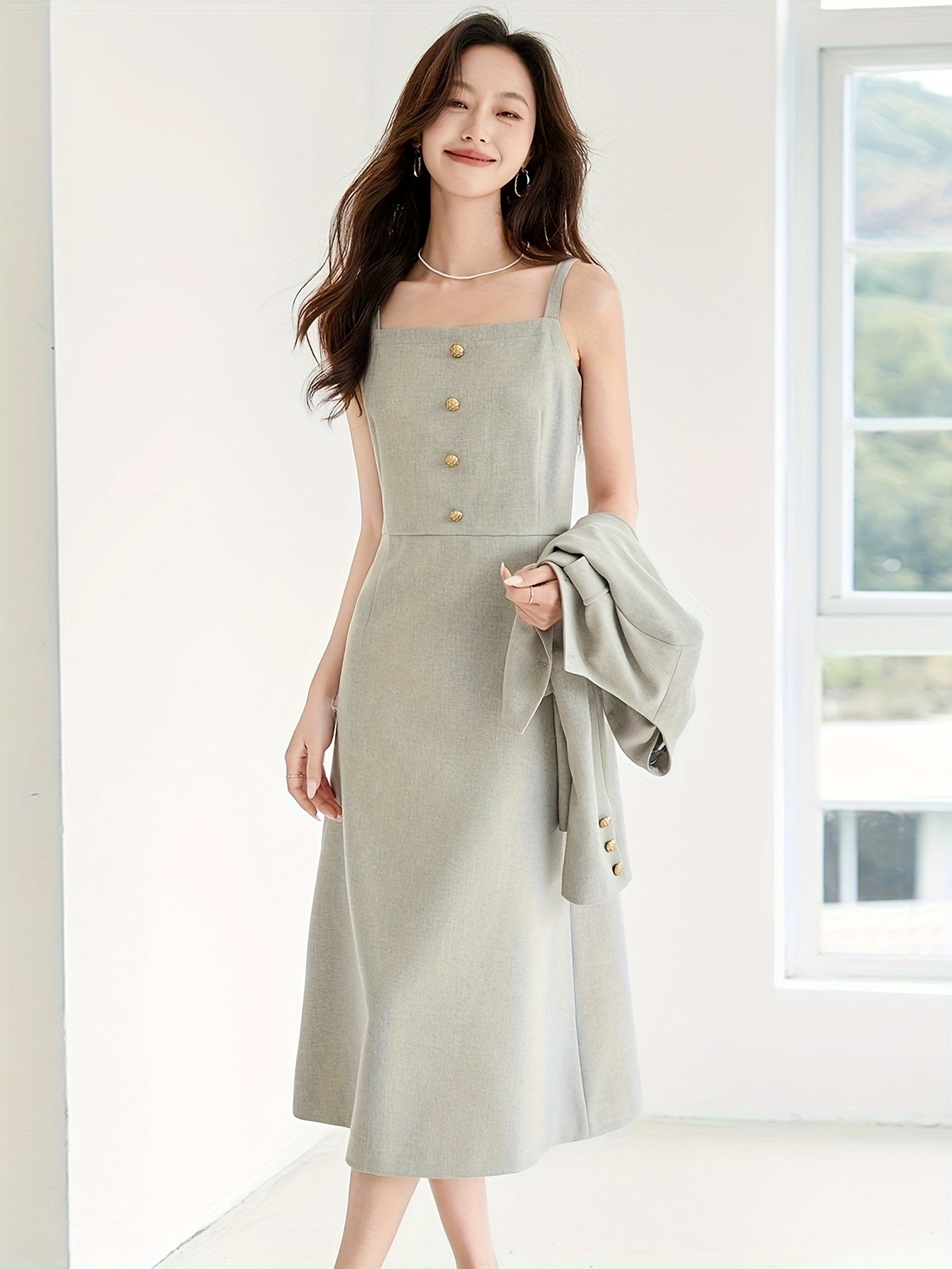 Conjunto  elegante de duas peças com colete curto e vestido sem mangas