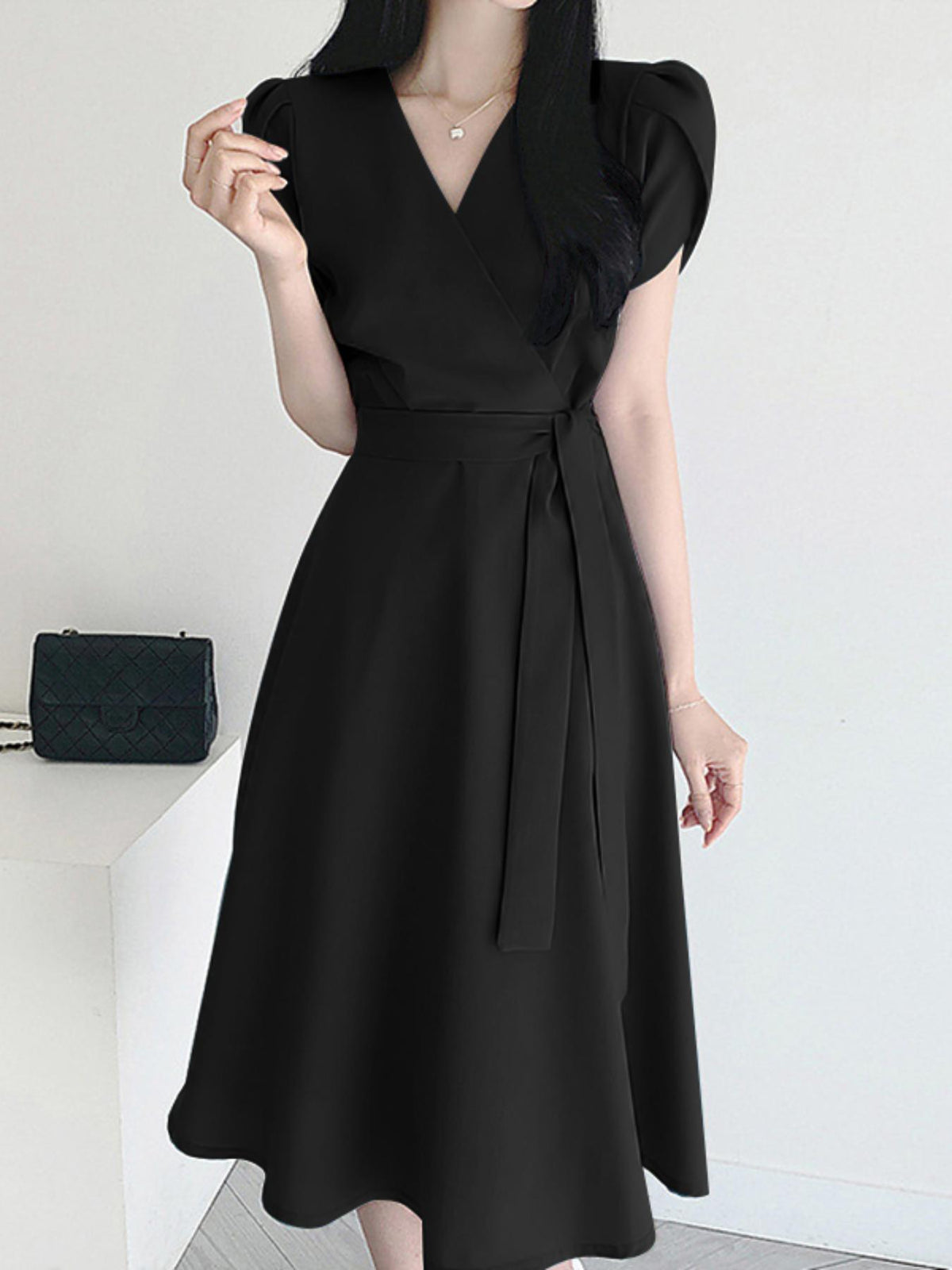 Vestido elegante com decote em V e linha A, com frente envolvente e mangas curtas
