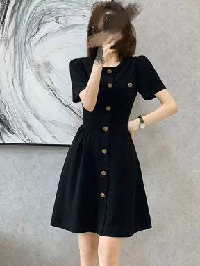 Vestido preto elegante com detalhe de botão falso - gola redonda, manga curta, design em linha