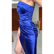Vestido Midi Azul em Cetim Um Ombro Só com Fenda