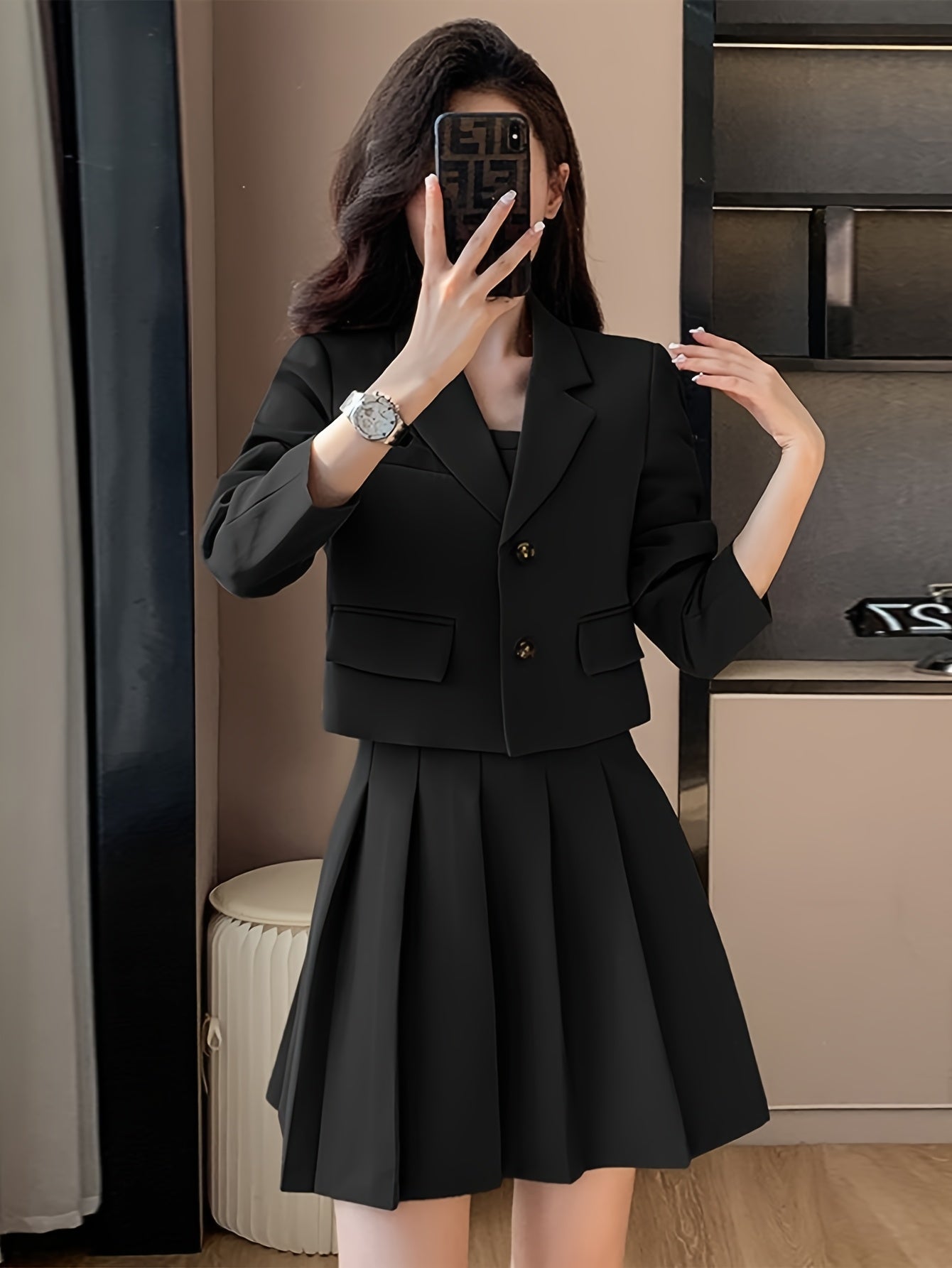 Terno curto, moderno e casual, com um vestido de duas peças